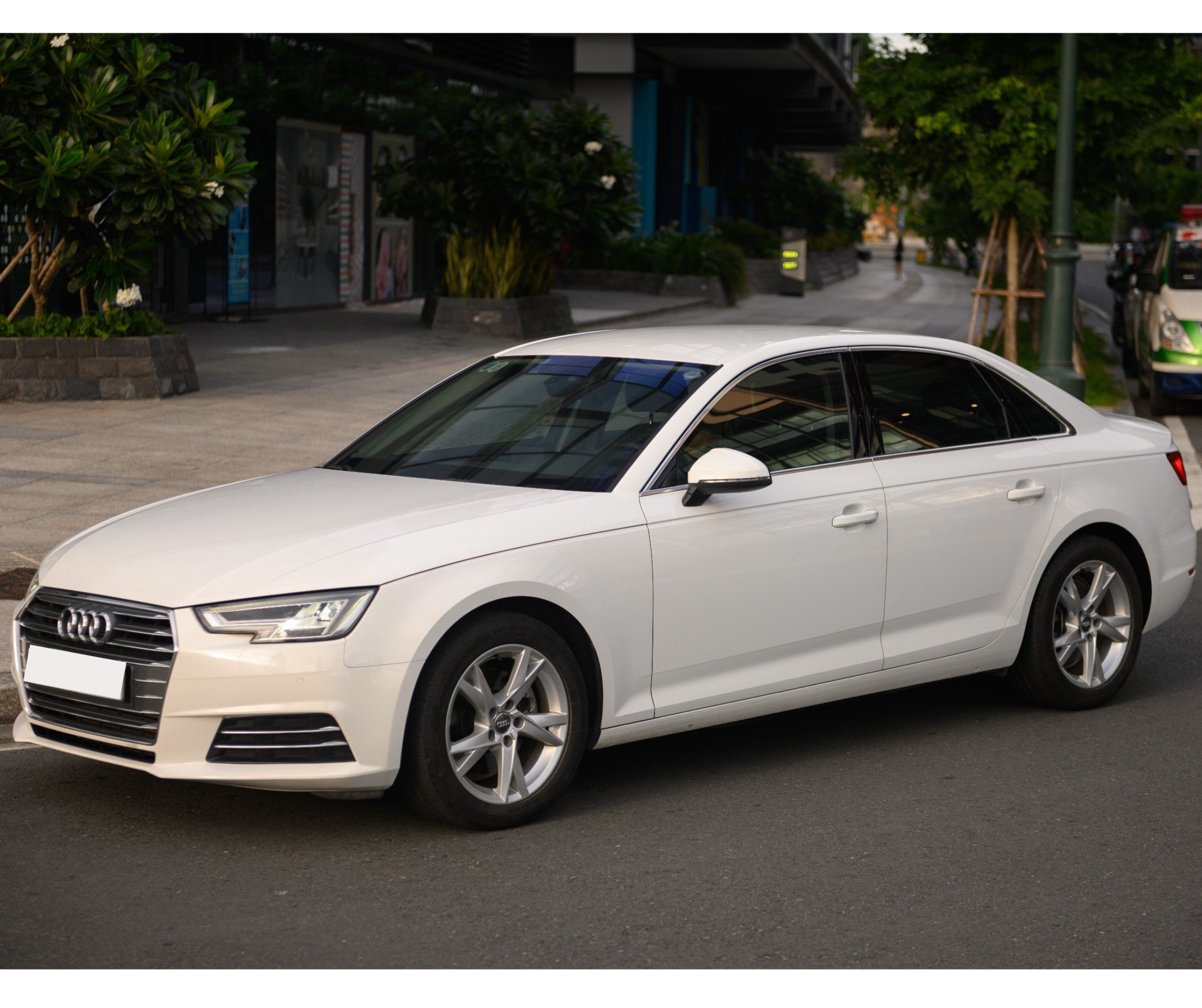 AUDI A4 TRẮNG